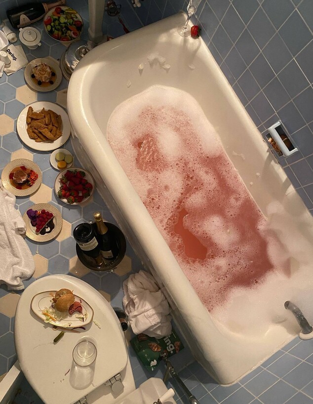 קורטני קרדשיאן מכניסה אוכל לחדר אמבטיה שלה (צילום: instagram)