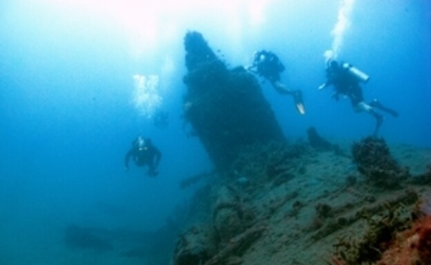 מתחת למים לזכר הצוללת האיטלקית (צילום: Aquazoom/MARES)