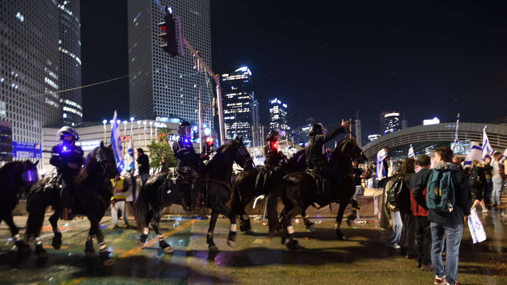 פרשים בהפגנה נגד המהפכה המשפטית בתל אביב