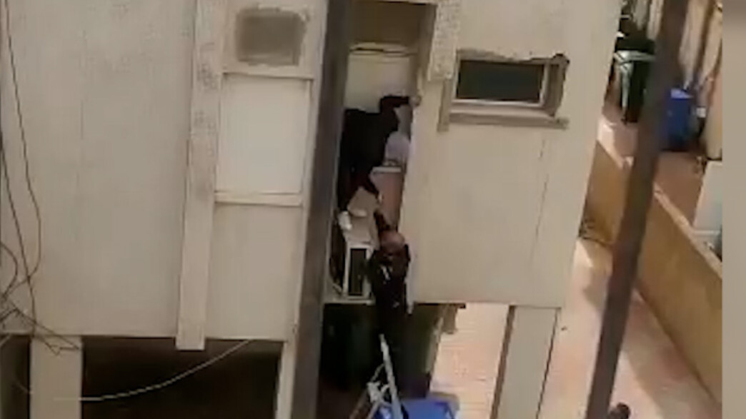 פורץ בתל אביב נתפס על חם בעודו בחלון (צילום: דיווחים בזמן אמת)