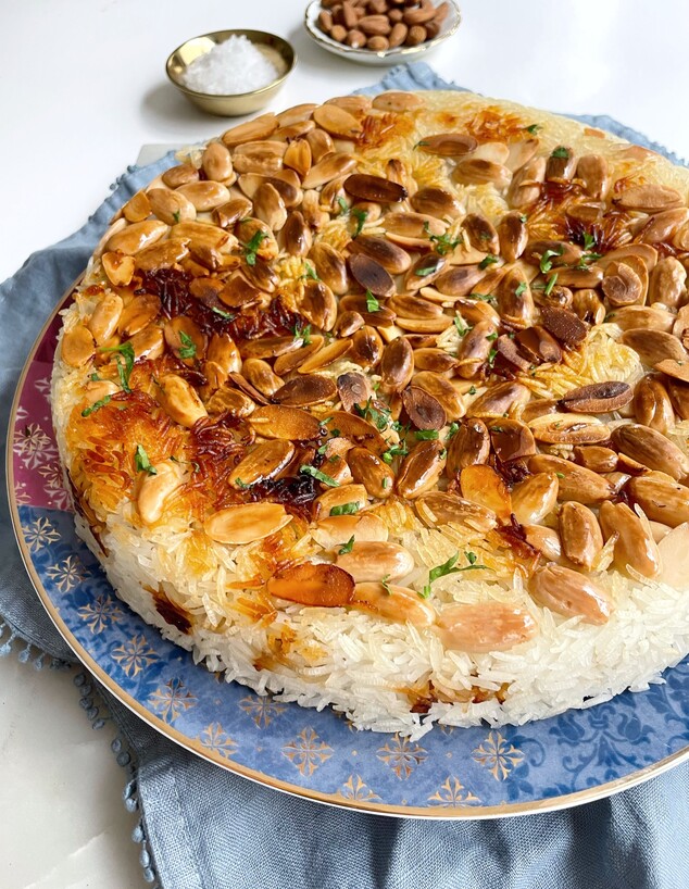 עוגת אורז עם שקדים ובצל מטוגן (צילום: נמרוד סונדרס, מבשלים ואופים ביחד, הוצאה עצמית)