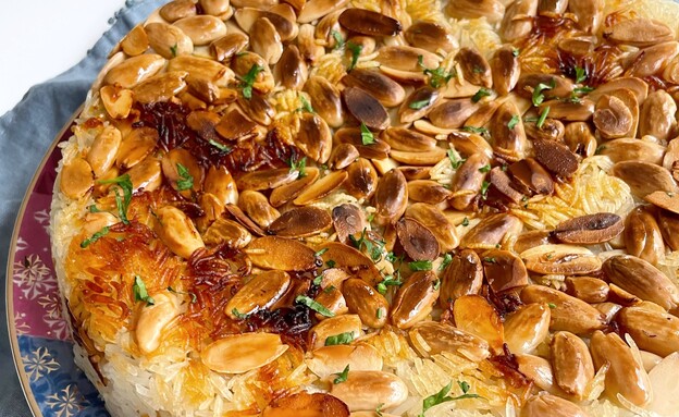 עוגת אורז עם שקדים ובצל מטוגן (צילום: איילת גדנקן , מבשלים ואופים ביחד, הוצאה עצמית)