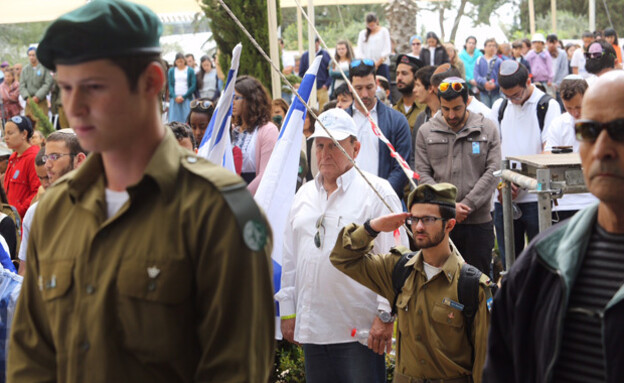 "ידנו מושטת לשלום" (צילום: גיל יוחנן)