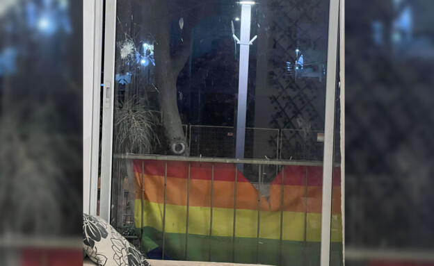 תושב ת"א שאוים בידי מפגינים שניפצו את חלונו עם דגל