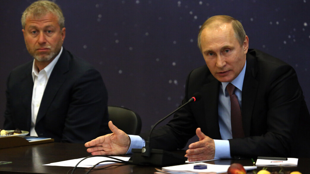 ולדימיר פוטין ורומן אברמוביץ' בפגישה בסוצ'י, 2016 (צילום: Mikhail Svetlov, Getty Images)