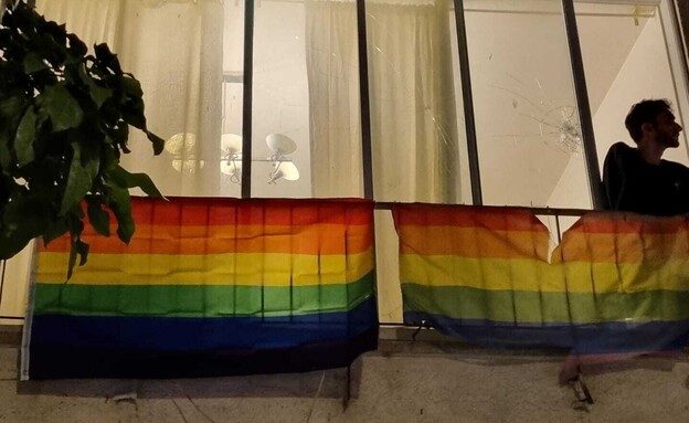 חלון הדירה שנופץ, לצד דגל הגאווה שנקרע  (צילום: ליאור קרן, האגודה למען הלהט