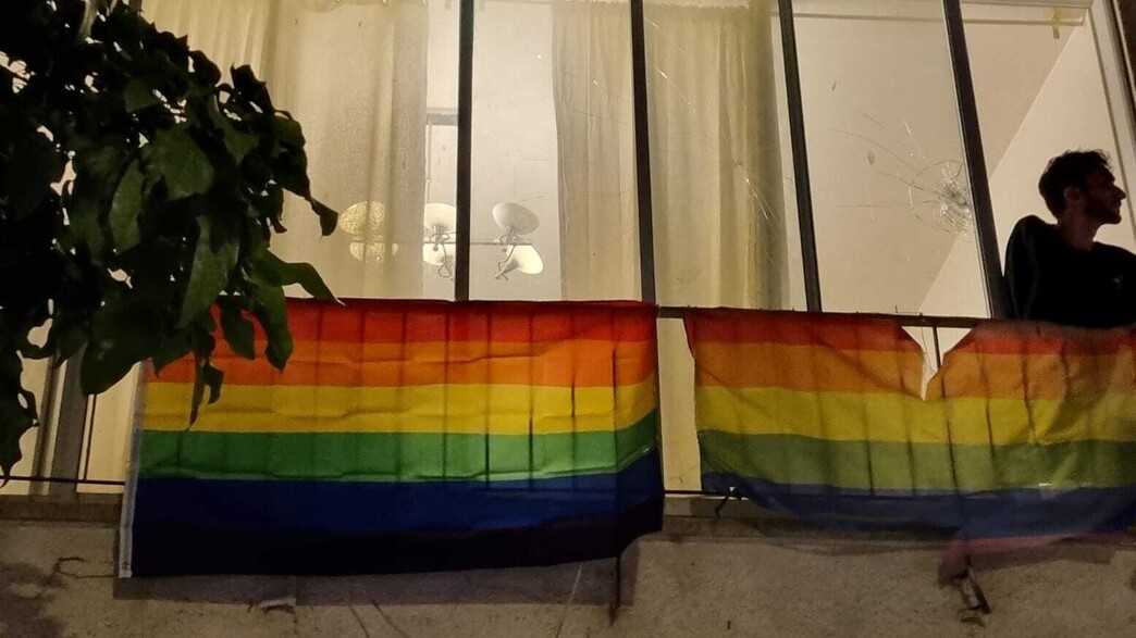חלון הדירה שנופץ, לצד דגל הגאווה שנקרע  (צילום: ליאור קרן, האגודה למען הלהט"ב)