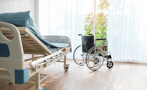 יד שרה - מיטה וכיסא גלגלים (צילום: shutterstock_SARINRA)