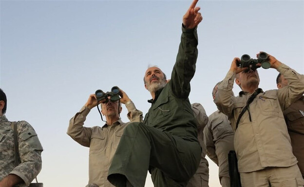 הגנרל האיראני באגרי עם כוחות מיליציה בסוריה (צילום: ap)
