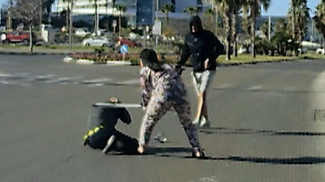הוכה באכזריות בכביש על ידי אח ואחות (צילום: מתוך "חדשות הבוקר" , קשת 12)
