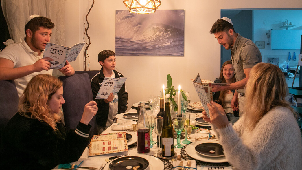 שולחן ערב חג פסח. אילוסטרציה