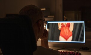 גבר צופה בפורנו על מסך מחשב (צילום: Dragana Gordic, shutterstock)