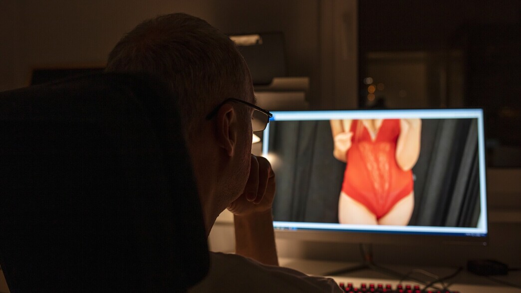 גבר צופה בפורנו על מסך מחשב