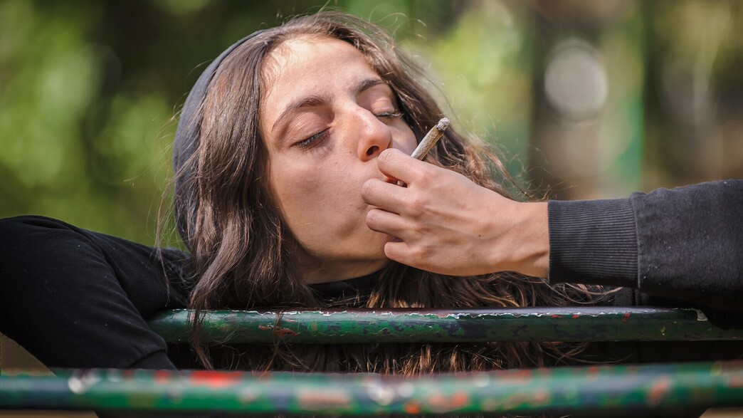 אישה מעשנת ג'וינט (צילום: guruXOX, shutterstock)