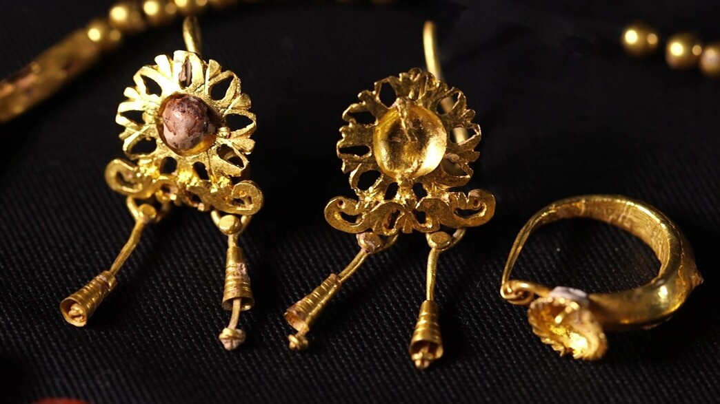 תכשיטי זהב מרהיבים שענדו ילדות לפני כ-1800 שנה