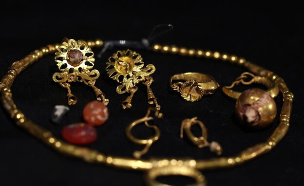 תכשיטי זהב מרהיבים שענדו ילדות לפני כ-1800 שנה (צילום: אמיל אלג'ם, רשות העתיקות)
