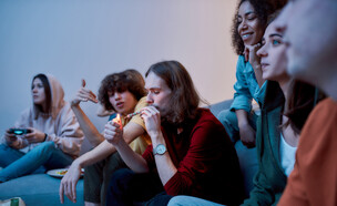 צעירים מעשנים קנאביס ביחד (צילום: BAZA Production, shutterstock)