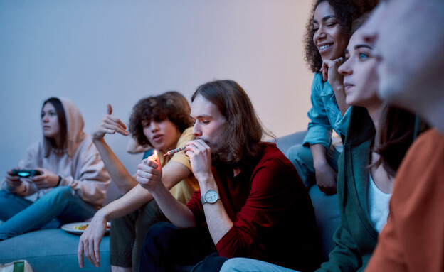 צעירים מעשנים קנאביס ביחד (צילום: BAZA Production, shutterstock)