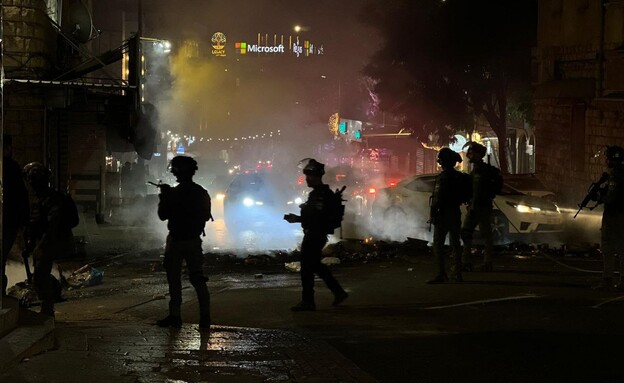 כוחות המשטרה מפזרים את המפגינים בנצרת (צילום: מוסטפא זועבי)