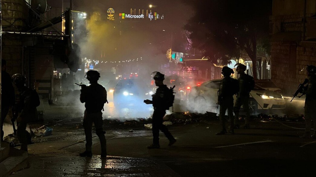 כוחות המשטרה מפזרים את המפגינים בנצרת