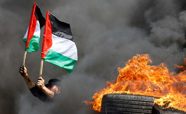 מפגין פלסטיני בעזה במחאה על המתיחות בירושלים ובהר  (צילום: רויטרס)