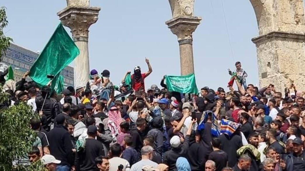 דגלי חמאס בהר הבית, לאחר סיום תפילת יום השישי השלי דגלי חמאס בהר הבית, לאחר סיום תפילת יום השישי השלי