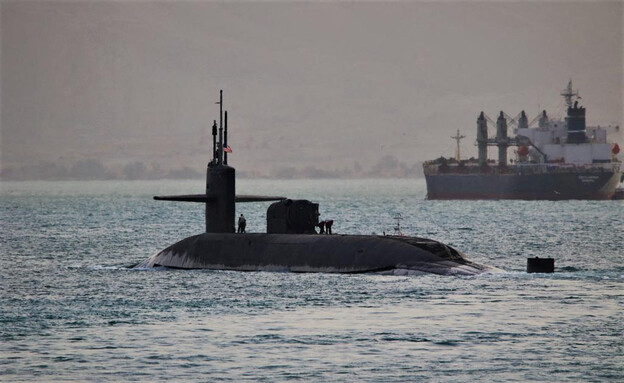 הצוללת יו אס אס פלורידה בדרכה לתעלת סואץ (צילום: רויטרס)