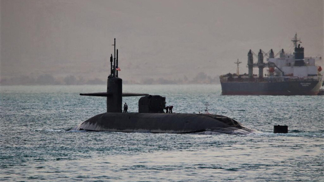 הצוללת יו אס אס פלורידה בדרכה לתעלת סואץ