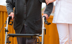 מטפלת סיעודית, מבוגרת (צילום: Kzenon, shutterstock)