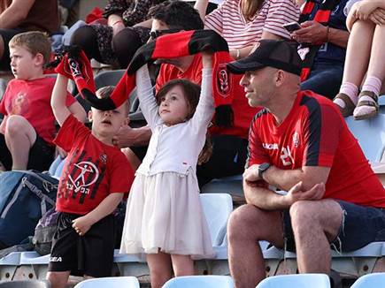 כולל כמה אוהדים אדומים נמרצים במיוחד (צילום: דני מרון)