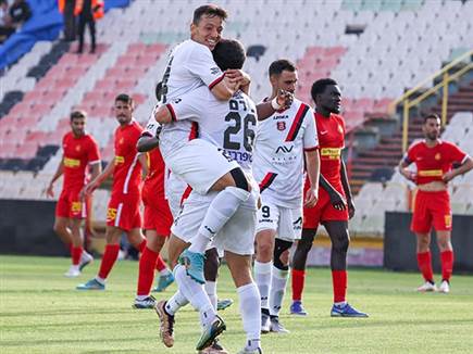 מהשער של נדב נידם (צילום: דני מרון)