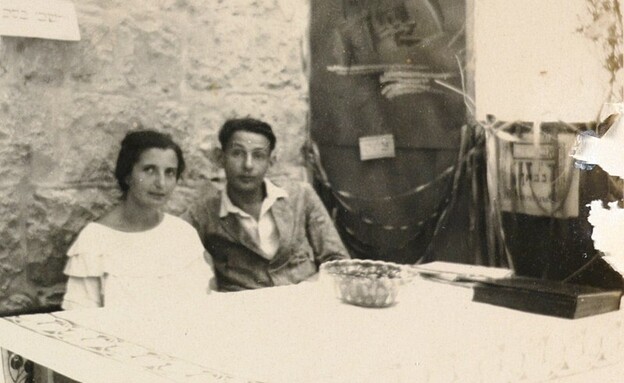 גרשם שלום יושב בסוכה בשנת 1925 ליד ספר הזוהר הסגור (צילום: האוסף הלאומי לתצלומים על שם משפחת פריצקר, הספרייה הלאומית)