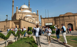 מסגד תיירים מצרים  (צילום: Thomas Wyness, shutterstock)
