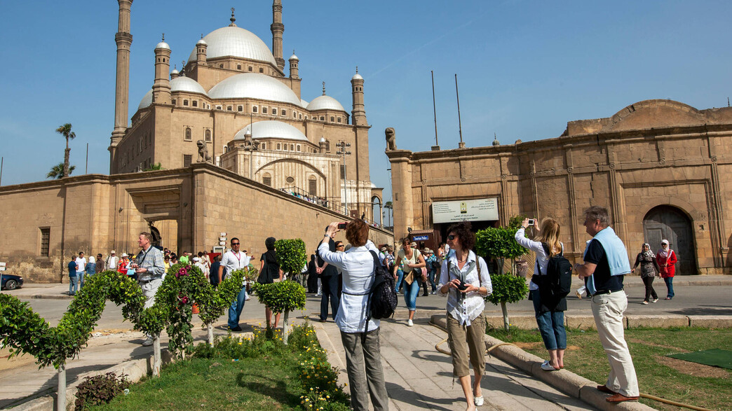 מסגד תיירים מצרים  (צילום: Thomas Wyness, shutterstock)