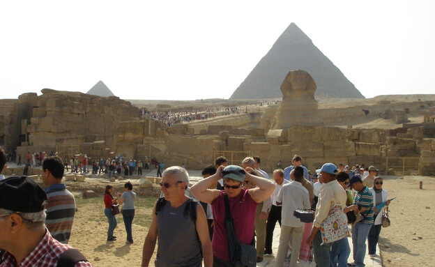 תיירים גיזה מצרים (צילום: Mac Odolinski, shutterstock)