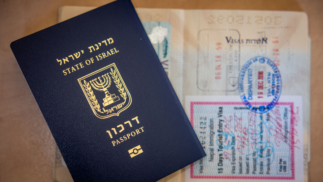דרכון ישראלי חדש (צילום: נתי שוחט, פלאש 90)