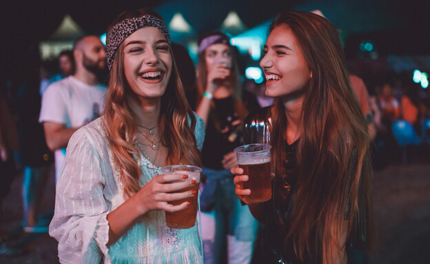 שתי צעירות שותות בירה (אילוסטרציה: cream_ph)