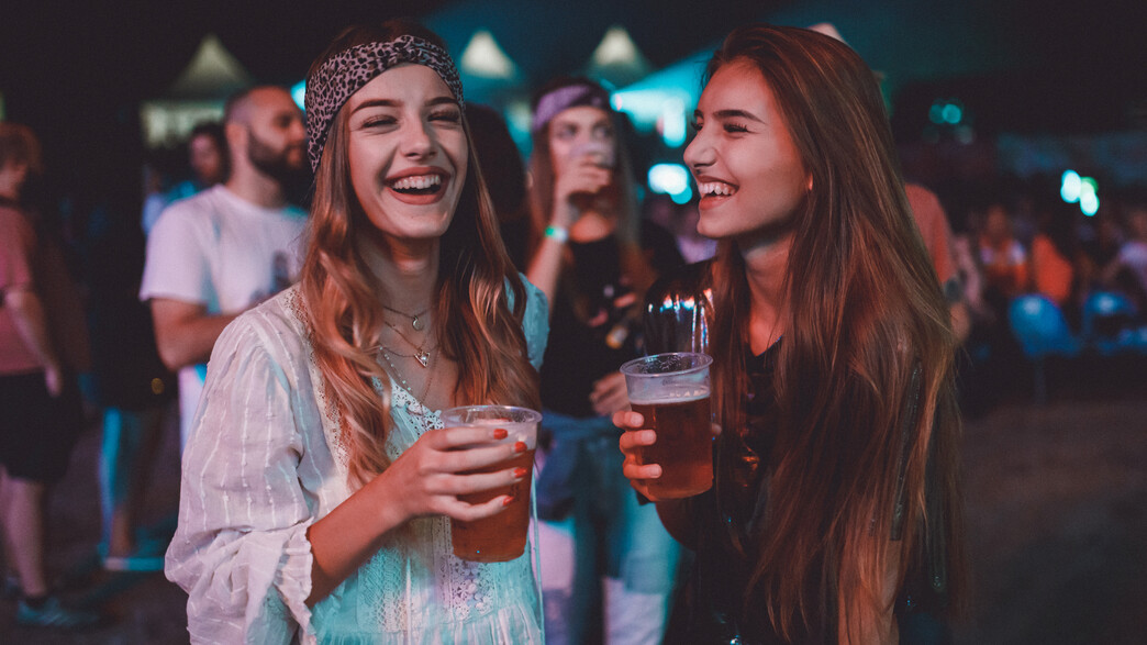שתי צעירות שותות בירה (אילוסטרציה: cream_ph)