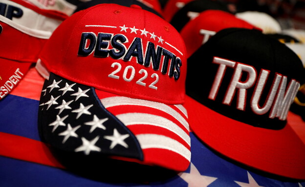 כובע דסנטיס 2022 לצד כובע טראמפ  (צילום: רויטרס)