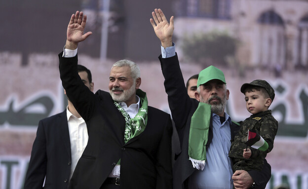 Hamas liderleri İsmail Haniyeh ve Yahya Sinwar Gazze Şeridi'nde (Fotoğraf: AP)