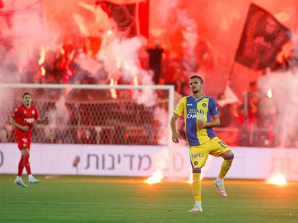 המשחק נפתח עם אבוקות (צילום: אלן שיבר)