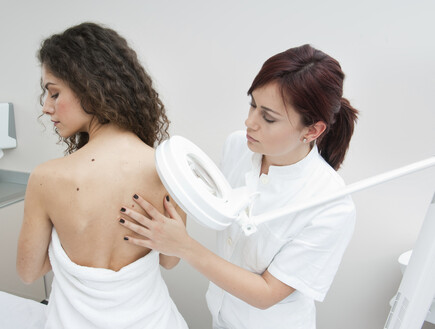 רופאה בודקת גב של אישה  (צילום: dnberty, Thinkstock)