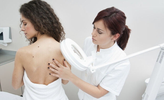רופאה בודקת גב של אישה  (צילום: dnberty, Thinkstock)