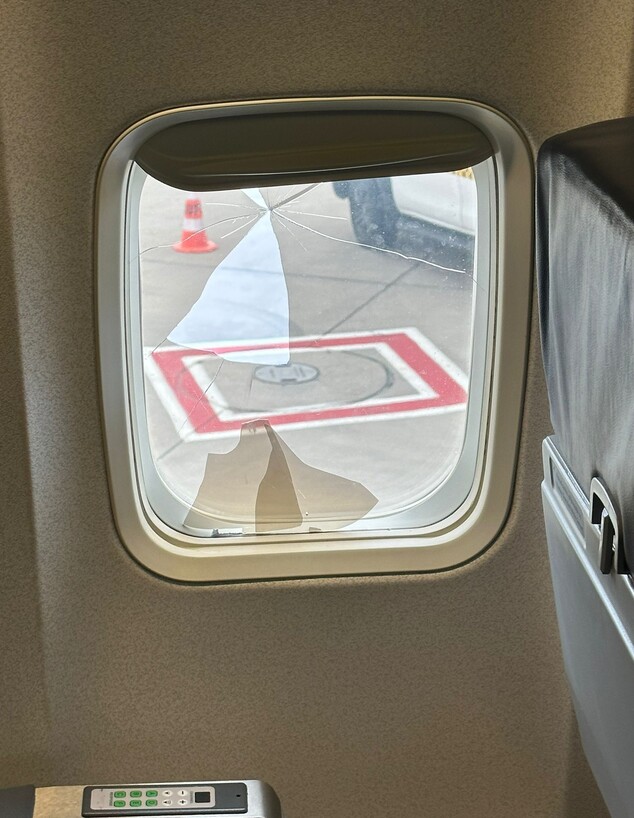 חלון שבור במטוס