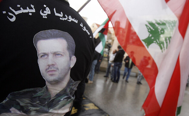 לבנוני בחולצה הנושאת את דיוקנו של מאהר אסד (צילום: AFP/Getty Images)