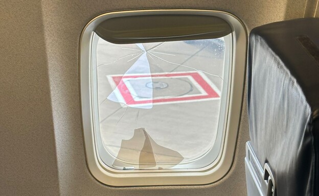 חלון שבור במטוס