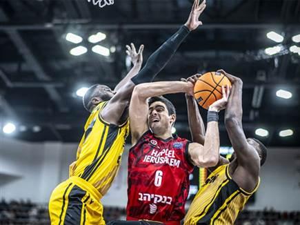 איתי שגב. משחק לא רע (FIBA) (צילום: ספורט 5)