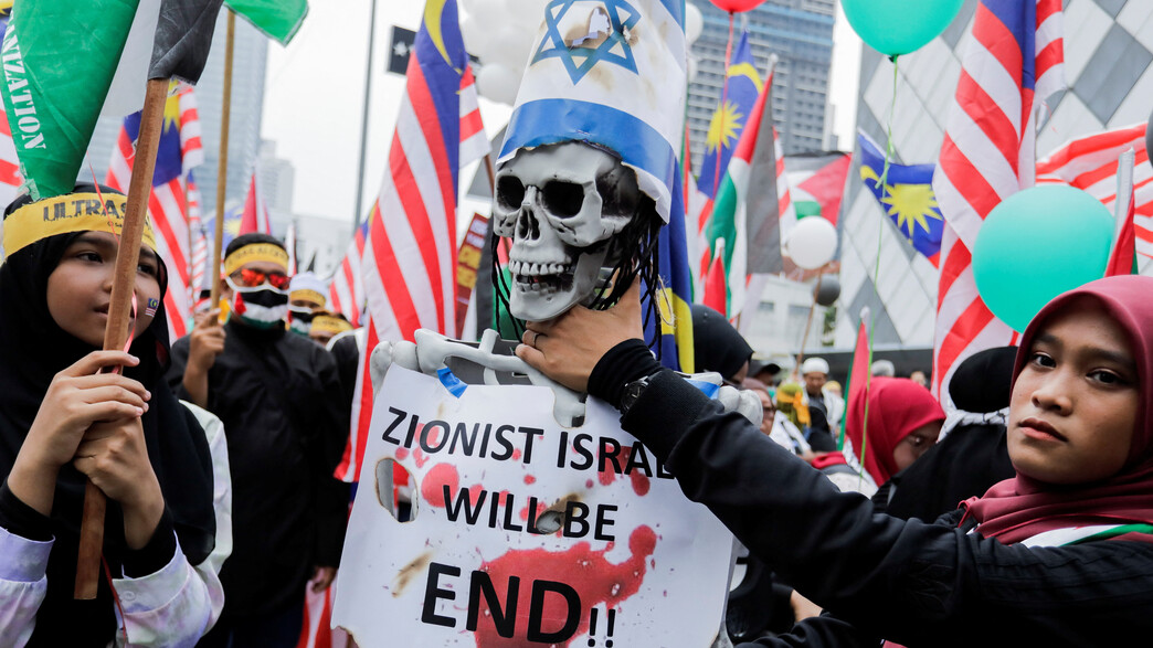 יום ירושלים האיראני: מפגינים נגד ישראל במלזיה (צילום: reuters)