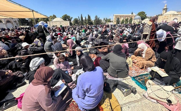 עשרות אלפי מתפללים מוסלמים בהר הבית