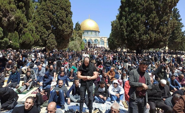 עשרות אלפי מתפללים מוסלמים בהר הבית